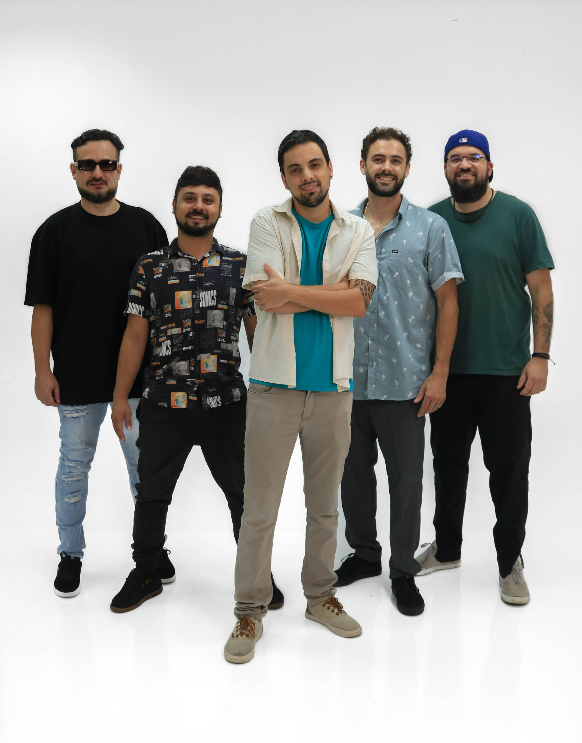 Banda Castelo de Pedra lança ‘Boto fé’, single de reggae urbano que aborda desigualdade social e reforça mensagem de esperança.