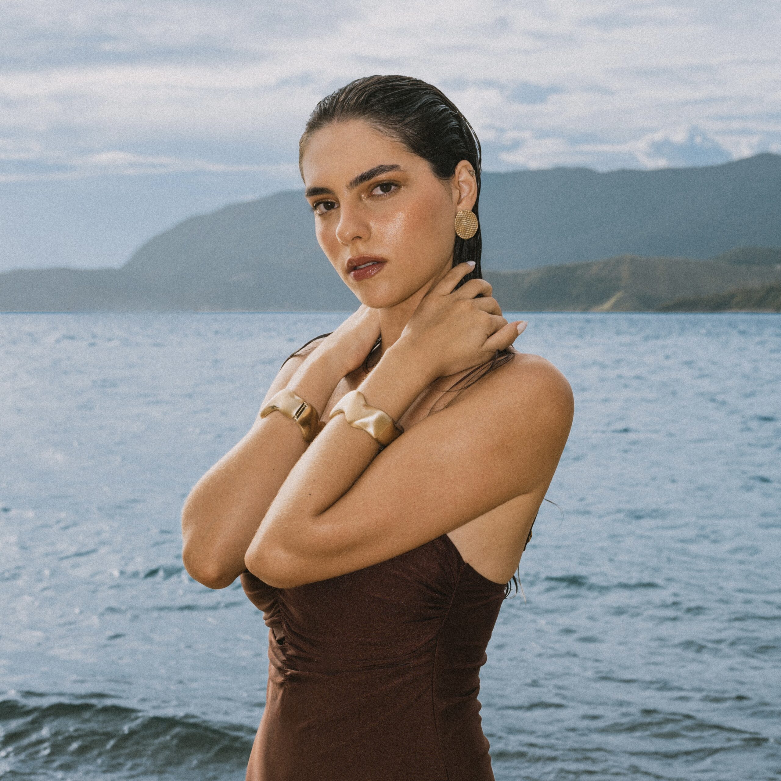 Conheça Gabi Mariano, a artista que transforma sentimentos em canções pop