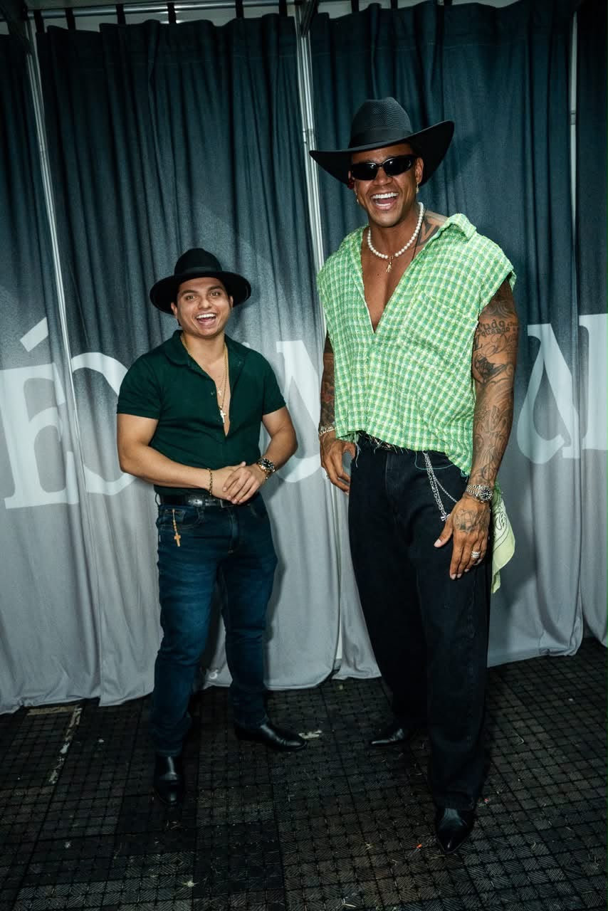 Filho do Piseiro é convidado de Léo Santana em apresentação inédita de “Se Acaba no Forró” ao vivo