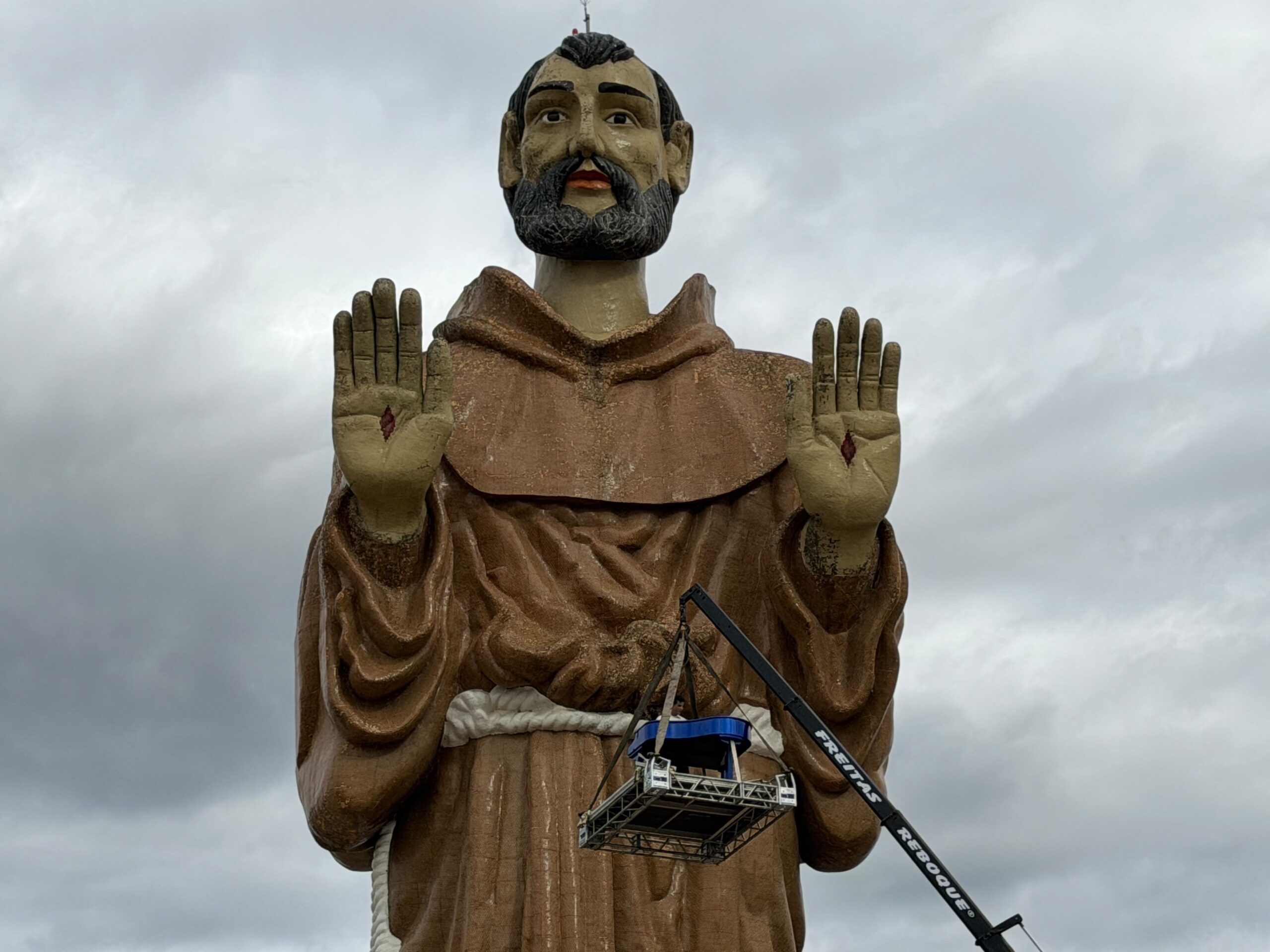 Pianista cearense leva piano às alturas em homenagem à terra de São Francisco