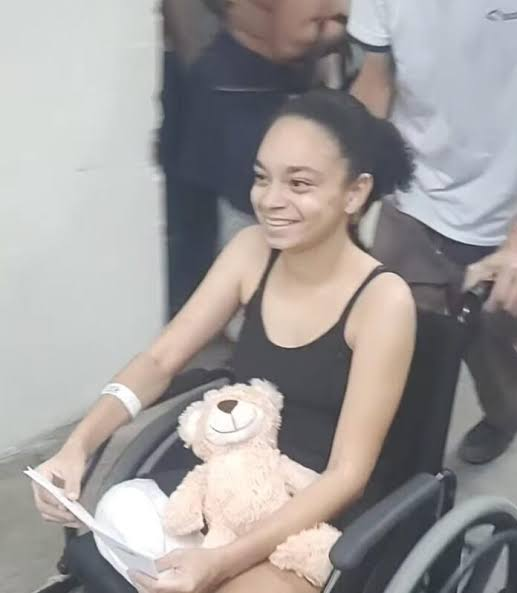 Jovem atacada por tubarão em Boa Viagem recebe alta