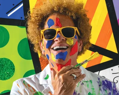 Antes das cores, a fome: Romero Britto revisita a própria trajetória da pobreza ao sucesso mundial