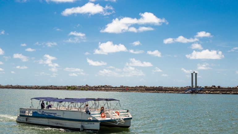 ProMorar Recife leva 65 crianças para passeio de catamarã pelo Rio Capibaribe